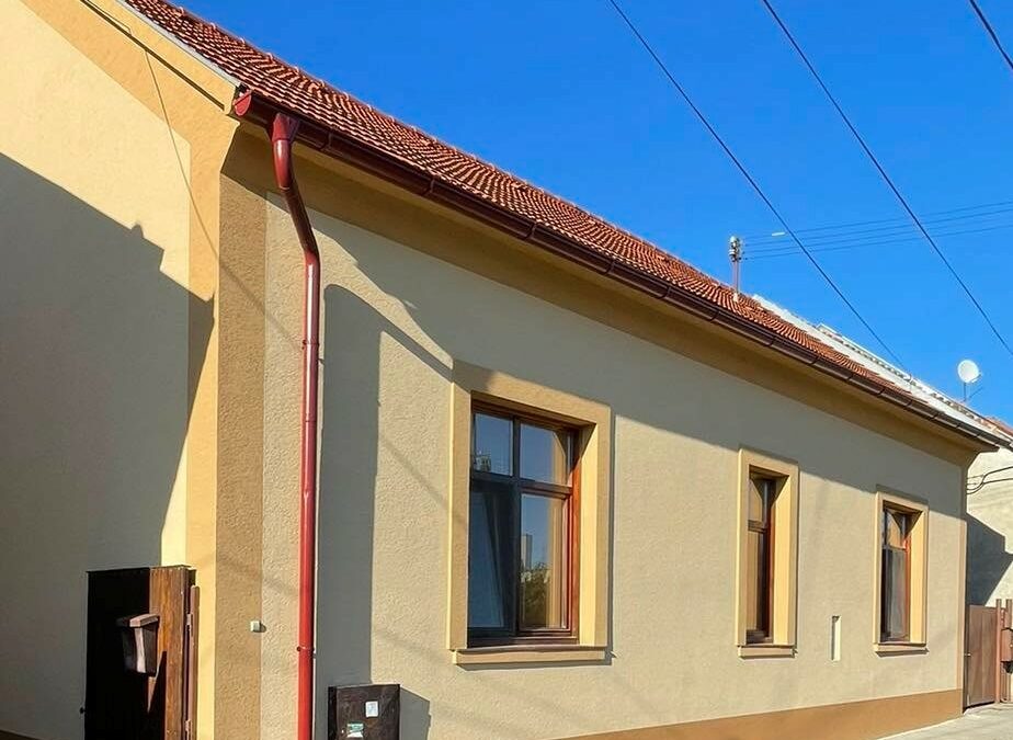 ZATEPĽOVANIE FASÁDY RODINNÉHO DOMU V ŠAHÁCH